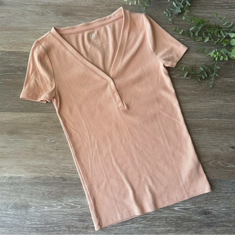 GAP Women's Ribbed Short Sleeve Henley - Picture 1 of 4